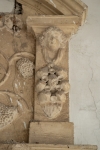 Detal sztukaterii z kominka w środkowym pomieszczeniu w trakcie południowym kondygnacji I piętra. Fot. Kamilla Ernandes