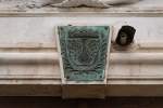 Widok na fragment portalu balkonowego w elewacji frontowej – klucz z datą spinający obramienie. Fot. Kamilla Ernandez