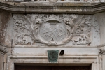 Widok na fragment portalu balkonowego w elewacji frontowej – kartusze herbowe rodu von Prosskau. Fot. Kamilla Ernandez