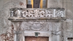 Widok na fragment balkonowego portalu w elewacji frontowej dworu. Fot. Kamilla Ernandez