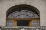 Widok na fragment portalu balkonowego w elewacji frontowej dworu oraz porte-fenetre. Fot. Kamilla Ernandez