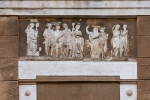 Płycina z antykizującym reliefem, przedstawiającym bóstwa Olimpu w elewacji wschodniej. Fot: Kamilla Ernandes