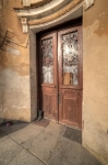 Stolarka drzwiowa w wejściu głównym do obiektu. Fot: Kamilla Ernandes