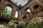Goszcz, pałac, ruiny wnętrz westybulu i Sali Srebrnej wraz z pozostałościami ściennej dekoracji stiukowej. Fot. Kamilla Ernandes.