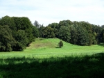 Park Mużakowski – Widok od strony Nowego Zamku na Taras po Mauzoleum z pamiątkowym krzyżem i ławką widokową.