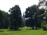 Park Mużakowski – Widok z Glorietty przez Dolinę Owieczki (Łąkę Łez) na Nowy Zamek.