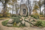 Park Mużakowski – Kamień Pücklera z pamiątkowym medalionem.