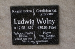 Płyta nagrobna księdza Ludwiga Wolnego znajdująca się na klenickim cmentarzu. Kapłan m.in spisał Kronikę wsi Klenica oraz prowadził nabożeństwo pogrzebowe Księżnej Marii Radziwiłł.