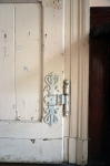 Fragment stolarki drzwiowej w salonie (uwagę zwracają zdobione zawiasy).