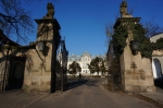 Trzebiechów - widok na bramę wjazdową i pałac.
