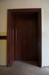 Widok na zachowaną stolarkę drzwiową we wnętrzu pałacu w Trzebiechowie.