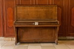 Zabytkowe pianino w sieni.