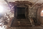 Kargowa - widok z piwnicy na wyjście pod schodami w elewacji.