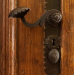 Klasycystyczna klamka i szyld drzwi wewnętrznych w sieni.