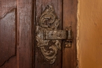Barokowe drzwi z sieni do stołówki z ok. poł. XVIII w., jeden z oryginalnych zawiasów.