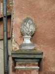 Bojadła, zespół pałacowy – zachowana szyszka w zwieńczeniu słupa ogrodzenia pałacowego przy ścianie dawnej rządcówki. Fot. Łukasz Klimczyk.