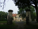 Bojadła – park pałacowy, perspektywa głównej bramy parkowej w kierunku ryzalitu pałacu. Fot. Łukasz Klimczyk.