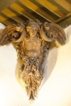 Figura anioła podtrzymującego strop w hallu na poziomie drugiej kondygnacji.