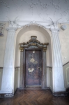 Portal prowadzący do dawnej biblioteki mieszczącej się w skrzydle bocznym, opracowany sztukatorsko, z bogato zdobionymi odrzwiami i stolarką drzwiową intarsjowaną i malowaną laką.