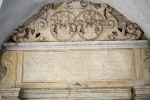 Portal główny. Tablicą fundacyjną z inskrypcją oraz datowaniem – 1626 r., nad którą umieszczono dwa kartusze herbowe rodziny von Schellendorf.