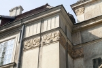 Fragment ryzalitu elewacji frontowej części głównej pałacu. 