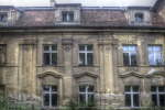 Pałac w Sławie, wystrój architektoniczny bocznej części elewacji frontowej (wschodniej). Fot. Kamilla Ernandes