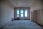 Sala na piętrze budynku wraz z drzwiami prowadzącymi na balkon. Fot: Kamila Ernandes.