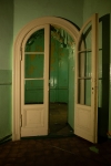 Zachowana oryginalna stolarka drzwiowa na piętrze budynku. Fot: Kamila Ernandes.