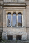 Okno ze zdobionymi kolumienkami w elewacji bocznej budynku. Fot: Kamila Ernandes.