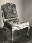 Zawartość – Content: Krzesło z około 1750 r., zdjęcie, zdjęcie około 1935 r.;  Właśność intelektualna – Intellectual Property: Walter Möbius;  Prawa majątkowe: Deutsche Fotothek, Dresden;  Dookreślenie - Istantiation: Object nr 72018456.